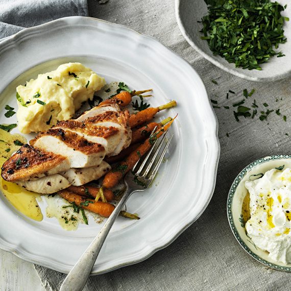Kryddstekt kycklingfilé med stekta morötter, getostcreme & potatis