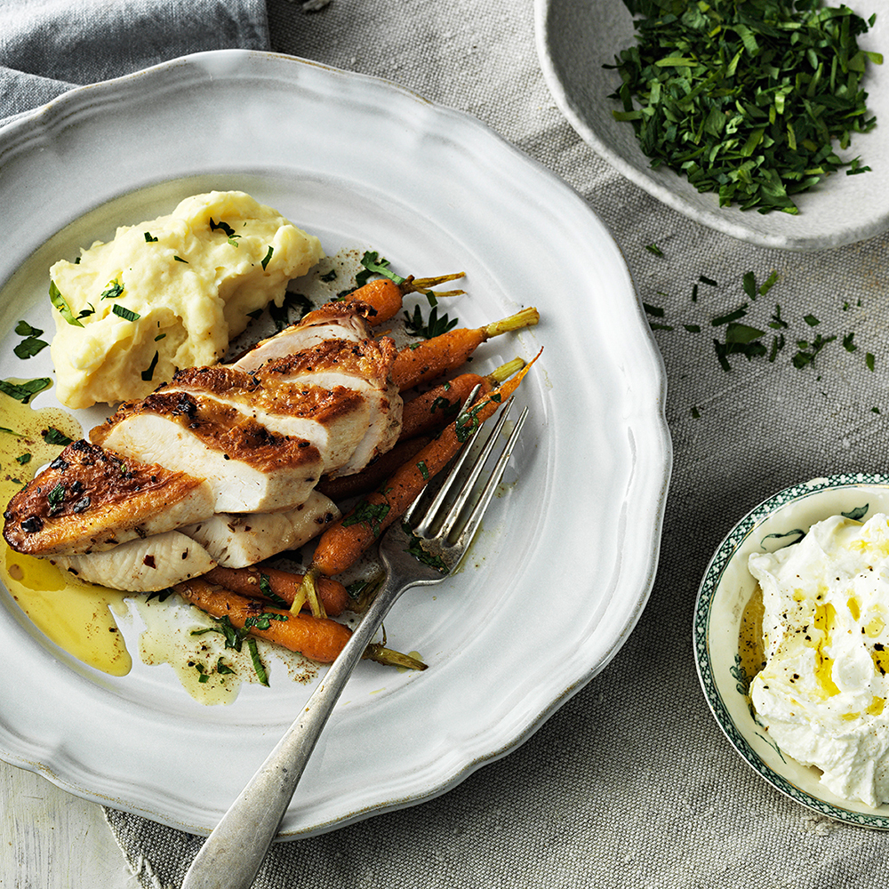 Kryddstekt-kycklingbröst-med-vinägerstekta-morötter,-getostcreme-och-potatisstomp