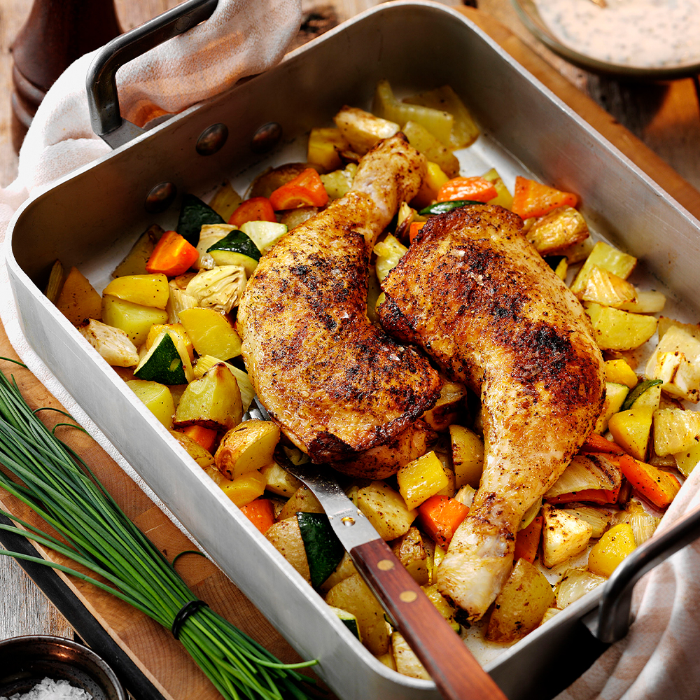 Kryddstekt-kycklingklubba-med-rostade-grönsaker-och-gräslöksyoghurt