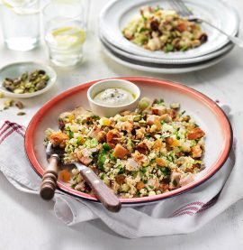 Kyckling & couscoussallad med yoghurtdressing pistagenötter