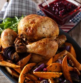 Hel kyckling på amerikanskt vis med en god tranbärsås