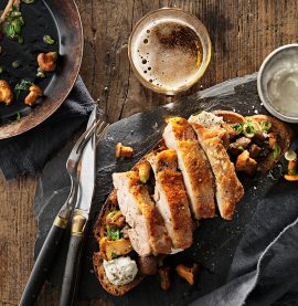 KycklingSteak på rostat levainbröd med svamp och vitlökscrème - Kronfågel