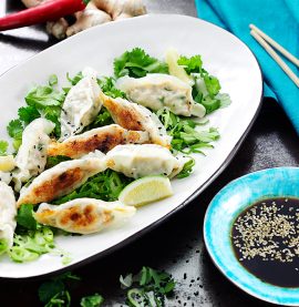 Kycklingdumplings med hoisinsås och sesamdipp