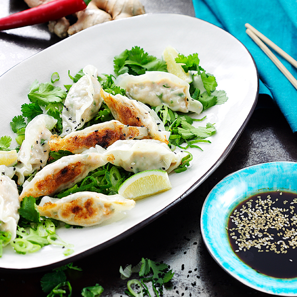 Kycklingdumplings-med-hoisinsås-och-sesamdipp