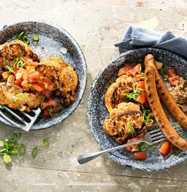 KYCKLINGGRILLKORV BRATWURSTmed kryddgrillad blomkål - Kronfågel