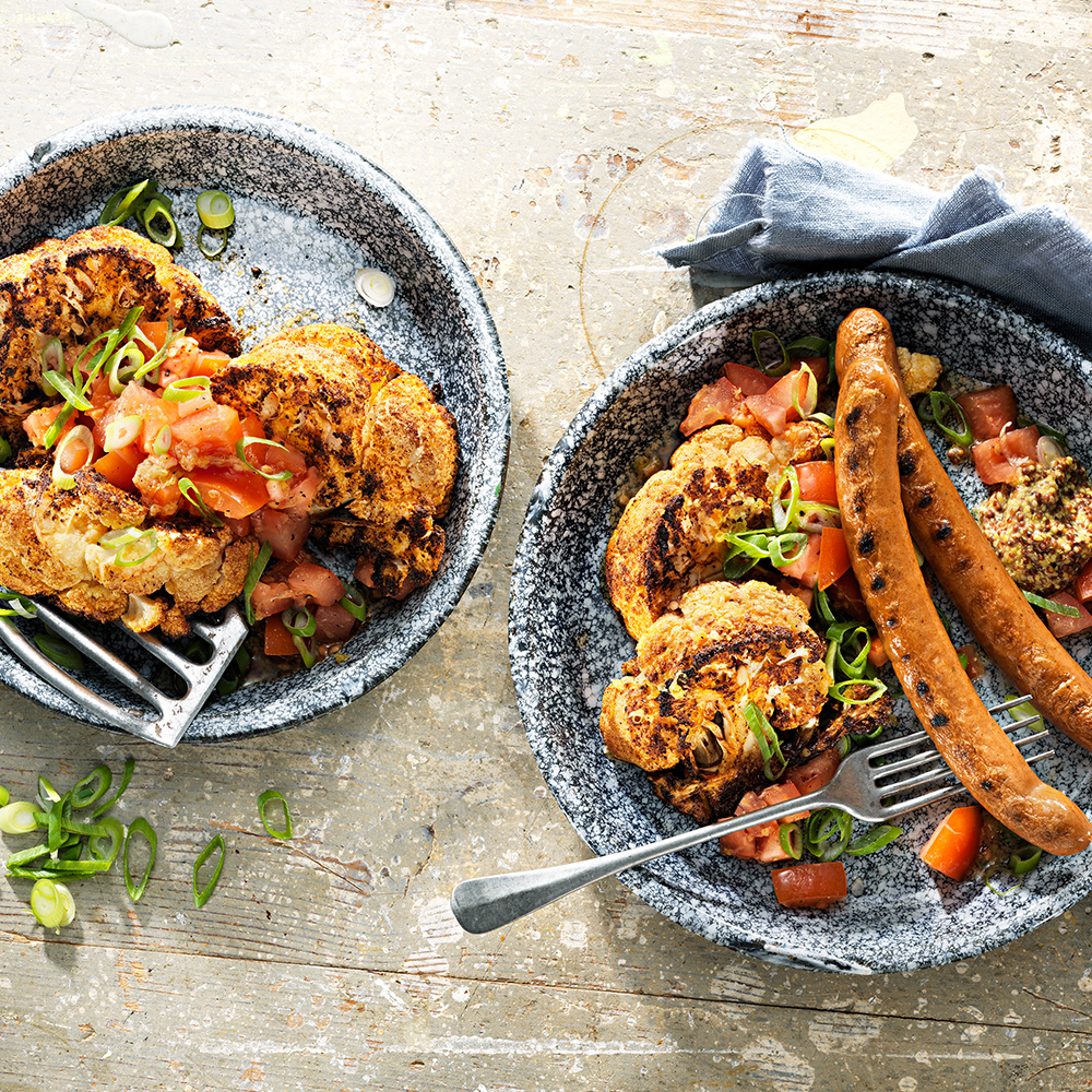 Kycklinggrillkorv-Bratwurst-med-kryddgrillad-blomkål,-tomater-och-salladslök