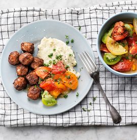 Kycklingköttbullar med blomkålspuré och recept på en god tomatsallad