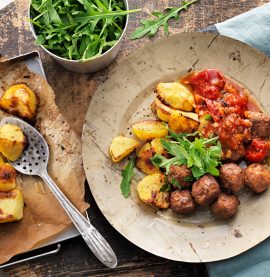 Köttbullar med kyckling, tomatsås och potatis.