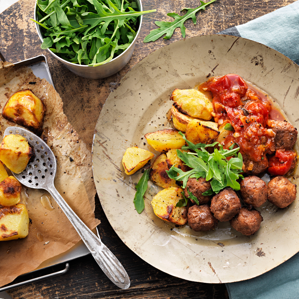 Kycklingköttbullar-med-citronpotatis-och-tomatsås
