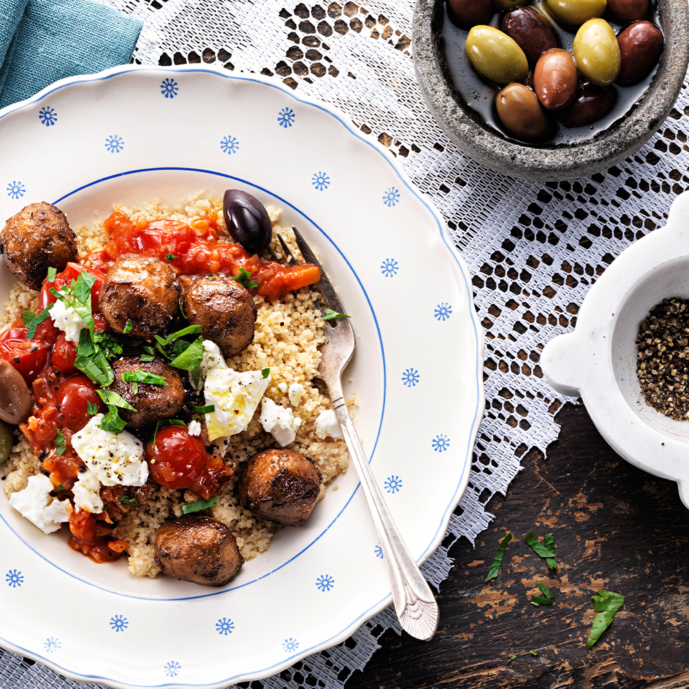 Kycklingköttbullar med couscous och tomatsås