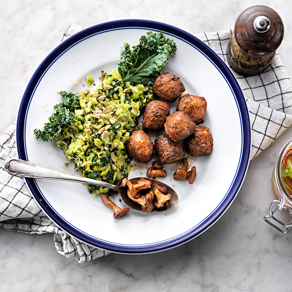 Kycklingköttbullar-med-kantareller-och-ärtstomp