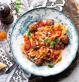 Recept på köttbullar med spaghetti och tomatsås