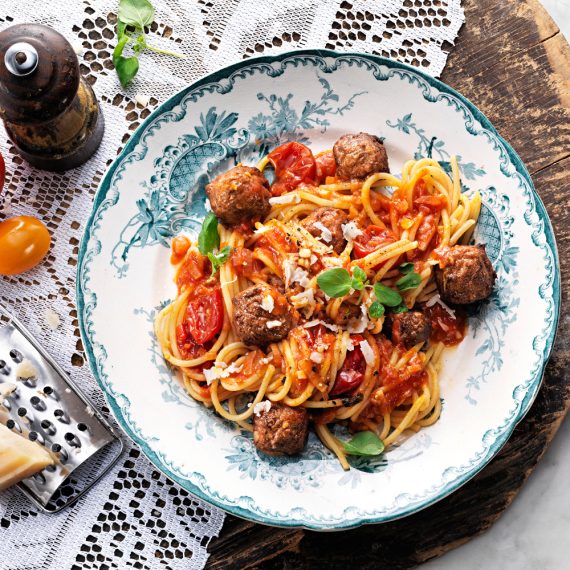 Recept på köttbullar med spaghetti och tomatsås