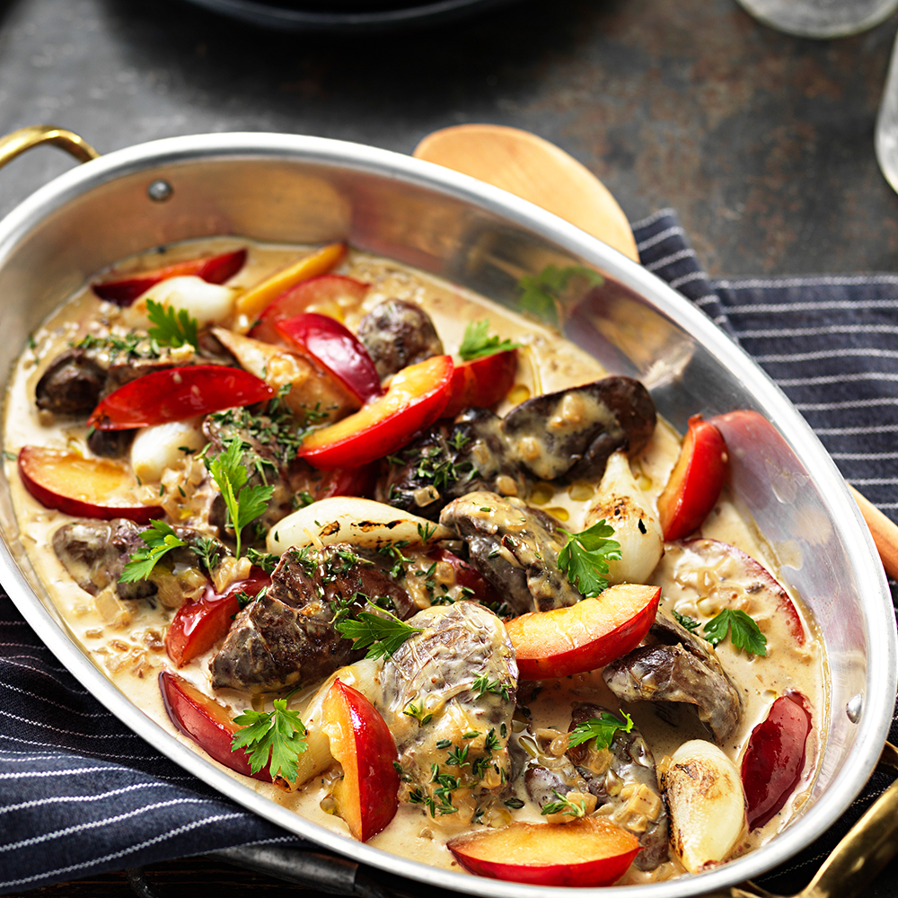 Kycklinglevergryta-med-plommon,-timjan-och-smålök