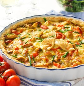 Kycklingpaj gjord på dinkel med curry, champinjoner och lök