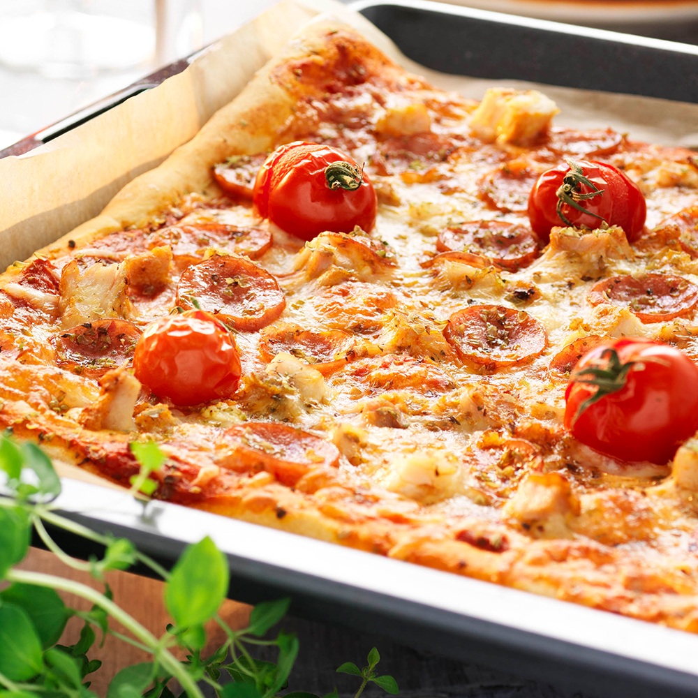 Kycklingpizza-gjord-med-färdig-pizzadeg,-chorizo-och-tomater