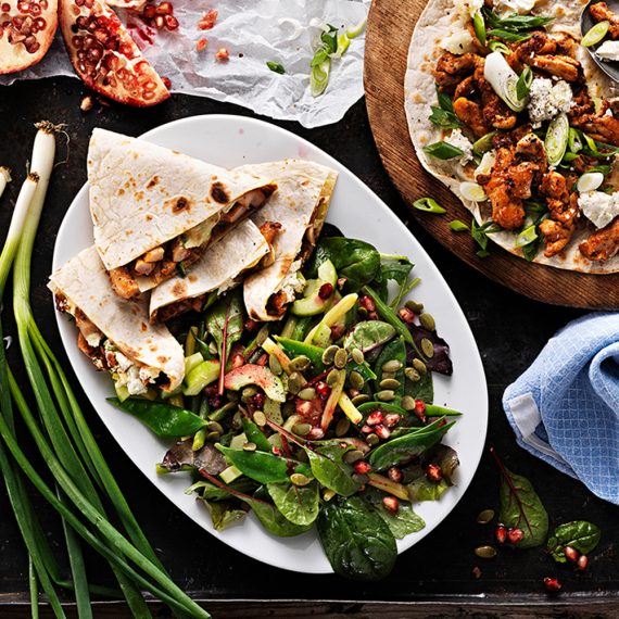 KYCKLINGQUESADILLA med getost och färsk bönsallad
