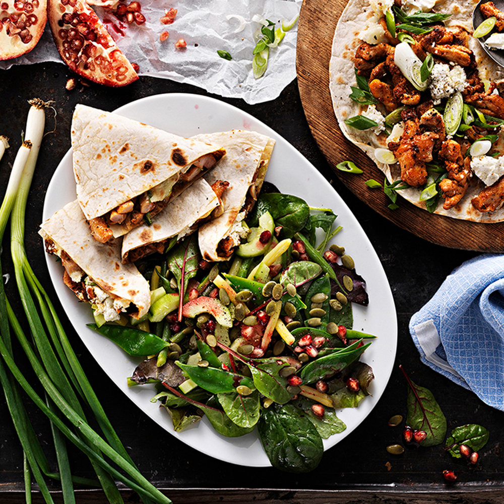 Kycklingquesadilla-med-getost-och-sallad-av-färska-bönor