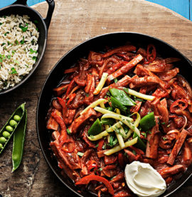 Kycklingstroganoff av kyckling toppad med smetana