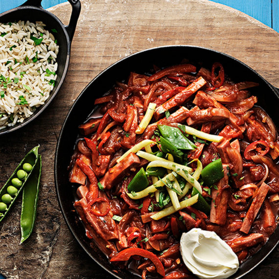 Kycklingstroganoff av kyckling toppad med smetana