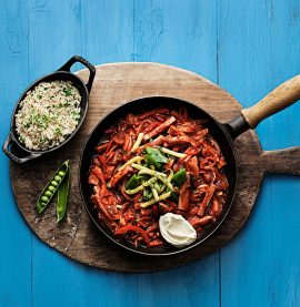 Kycklingstroganoff toppad med smetana