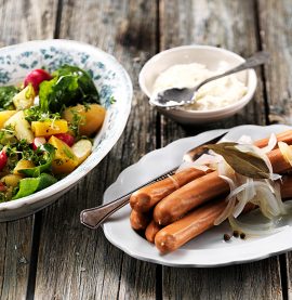 Kycklingwienerkorv med en fräsch och nyttig sallad