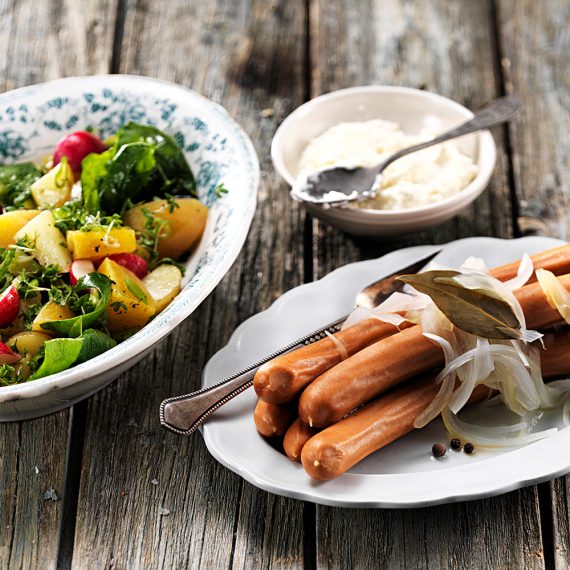 Kycklingwienerkorv med en fräsch och nyttig sallad