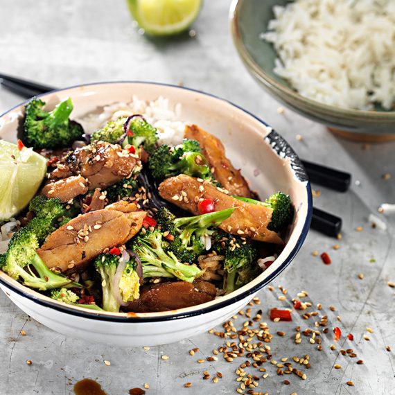 Kycklingwok med en fräsch broccoli och sesamsmak