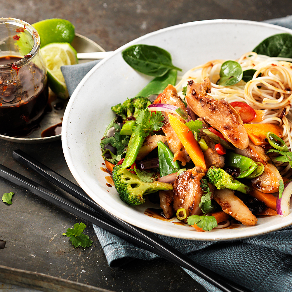 Kycklingwok-med-limedressing-och-koriander