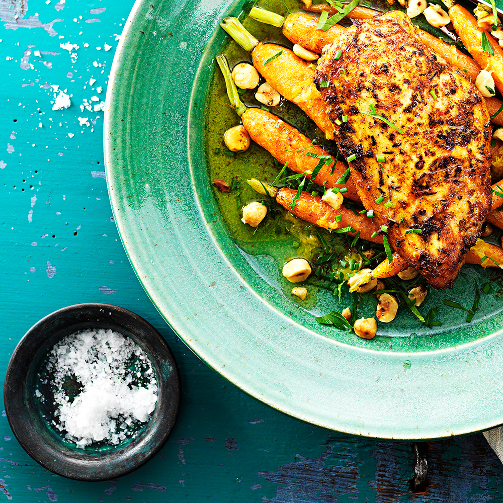 Marinerad-kycklingfilé-med-ugnsbakade-knippmorötter,-hasselnötter-och-brynt-smör