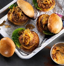 Minisliders med karamelliserad silverlök och cajundressing