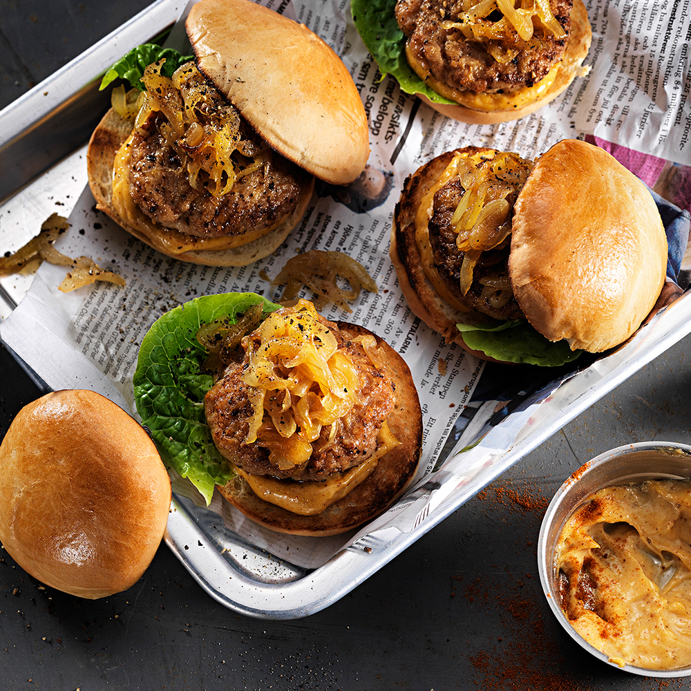 Minisliders-med-karamelliserad-silverlök-och-cajundressing