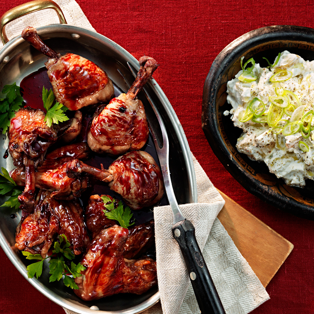 Nejlike--och-granatäppelglaserad-kyckling-med-potatissallad-och-kryddipp