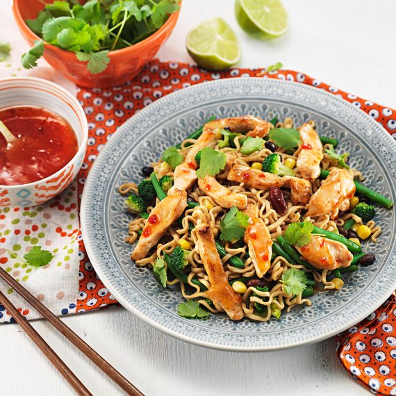NUDELSALLAD med sweet chili-kyckling - Kronfågel