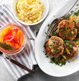 Ostfylld kycklingbiff med krämig potatisstomp och syrade grönsaker