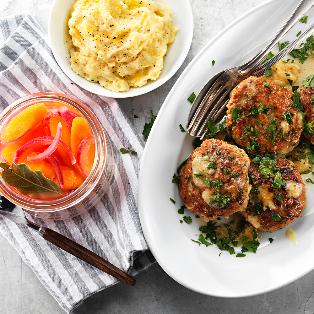 Ostfyllda-kycklingbiffar-med-krämig-potatisstomp-och-syrade-grönsaker