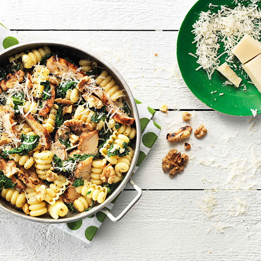 Pasta-med-kyckling,-grönkål-och-rostade-valnötter