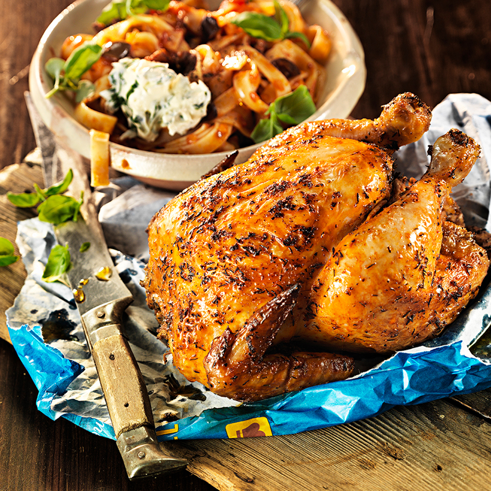 Pasta-med-tomatsås,-hel-kyckling-och-basilikafärskost