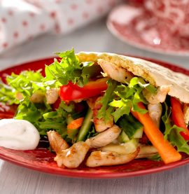 PITABRÖD OCH KYCKLING med paprika, gurka och morötter – Kronfågel