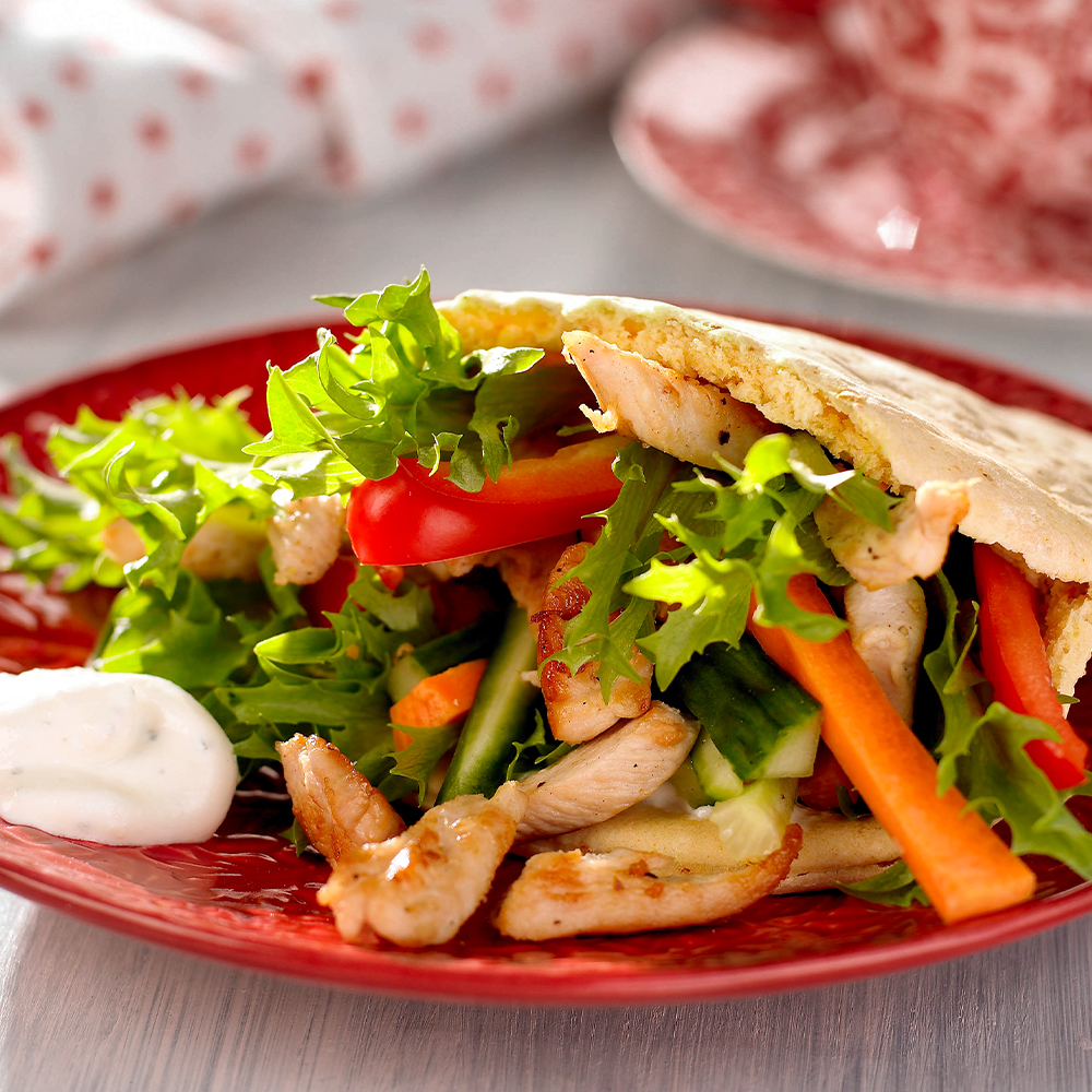 Pitabröd-fyllda-med-kyckling,-paprika,-morötter-och-gurka