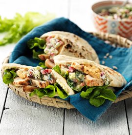 Pitabröd med kyckling, chilihummus och gurkyoghurt