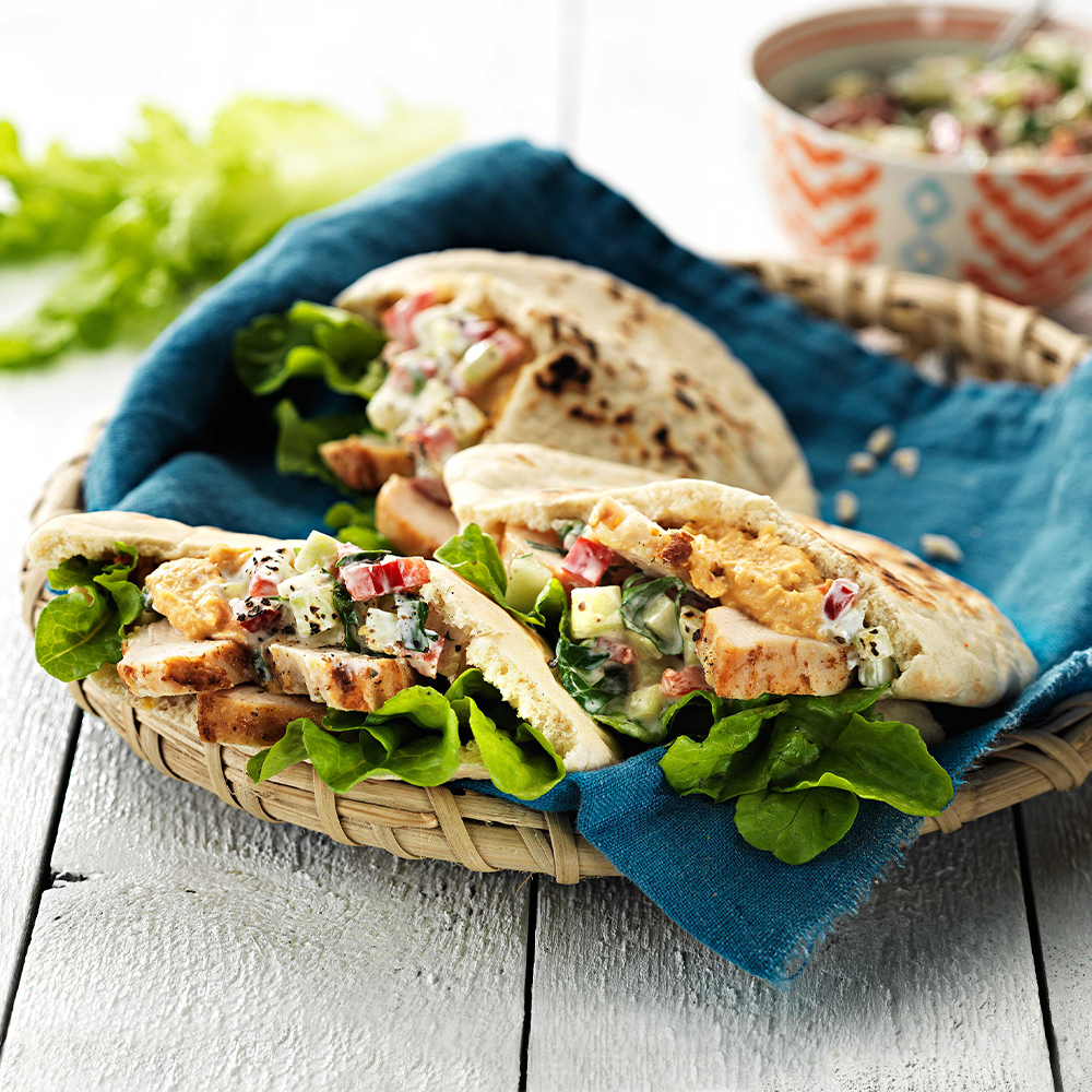 Pitabröd-med-kyckling,-chilihummus-och-gurksallad