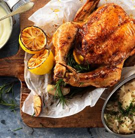 Hel kyckling i ugn med jordärtskockspuré och lök-kompott