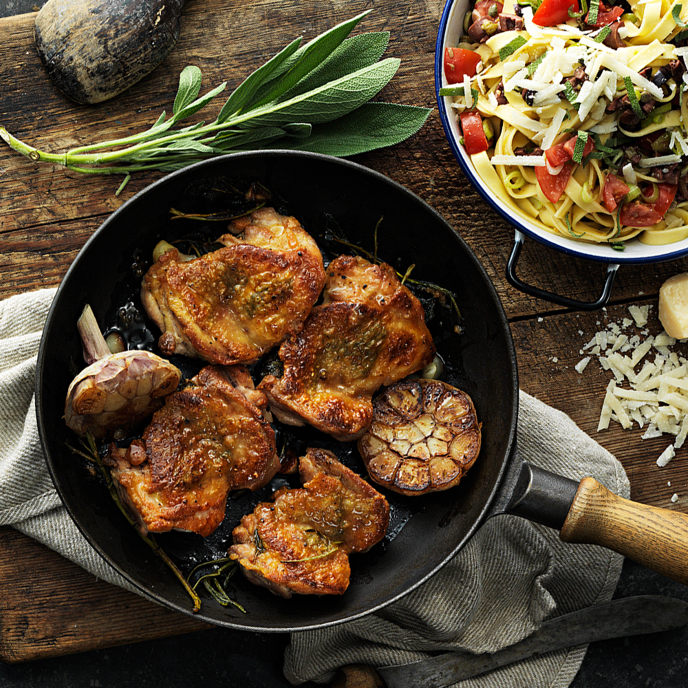 Salviastekt-kycklinglårfilé-med-pasta,-tomater,-kapris-och-oliver