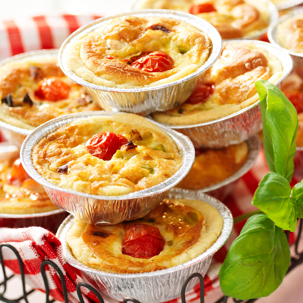 Små-kycklingpajer-med-tomat-och-purjolök