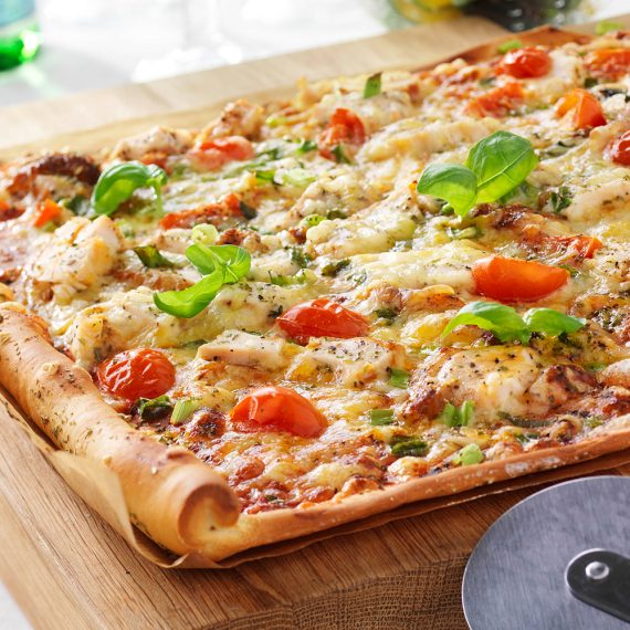 Snabblagad kycklingpizza med tomat, paprika och lök