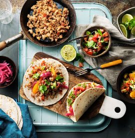 Heta kycklingtacos med salsa på färska tomater och chili