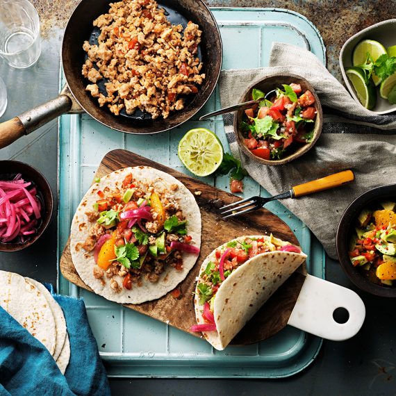 Heta kycklingtacos med salsa på färska tomater och chili