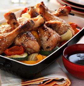 Kycklingben i ugn med squash, paprika och lök