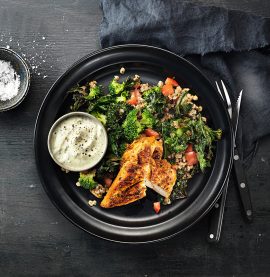 Ugnsbakad kycklingfilé med dragonyoghurt och matvetesallad